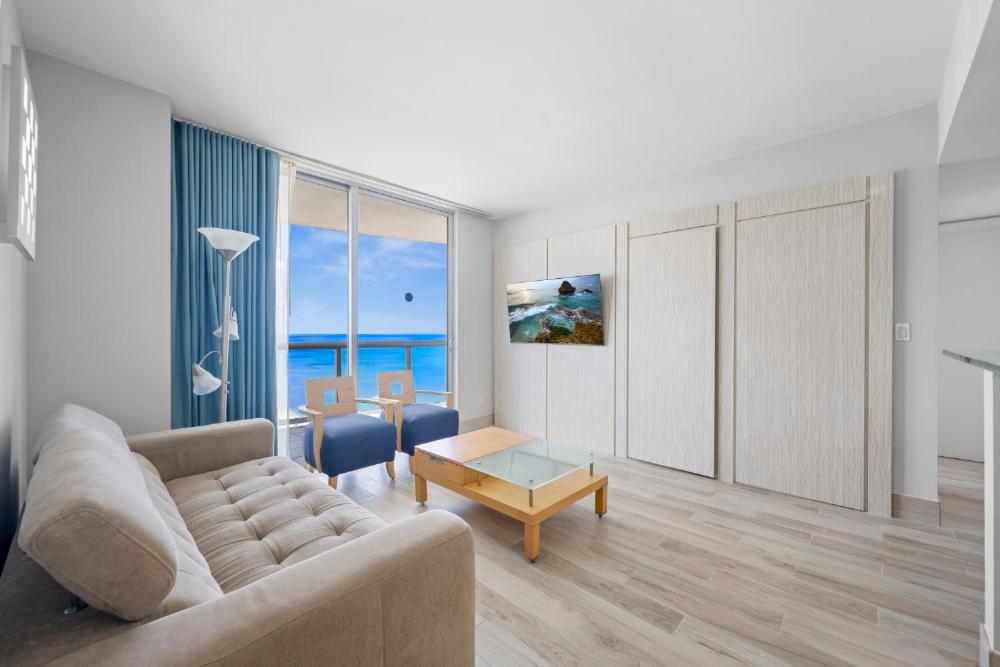 One-Bedroom Apartment with Sea View and Balcony interior